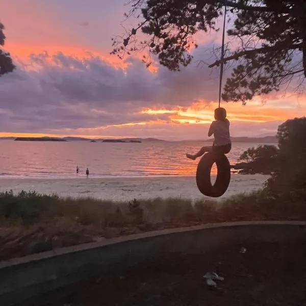 Blue Lagoon Beach House - Absolute Beachfront!, hotel in Dodges Ferry