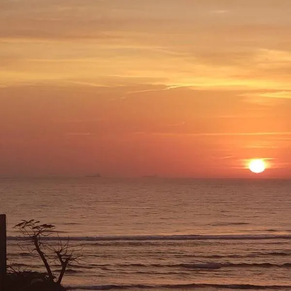 Apartamento com bela vista panorâmica para o mar, hotel in São Francisco do Sul