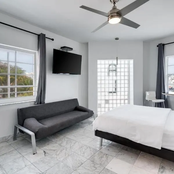 Best Location SOBE Top Floor 2 min to beach & fun, hotel v Miami Beach