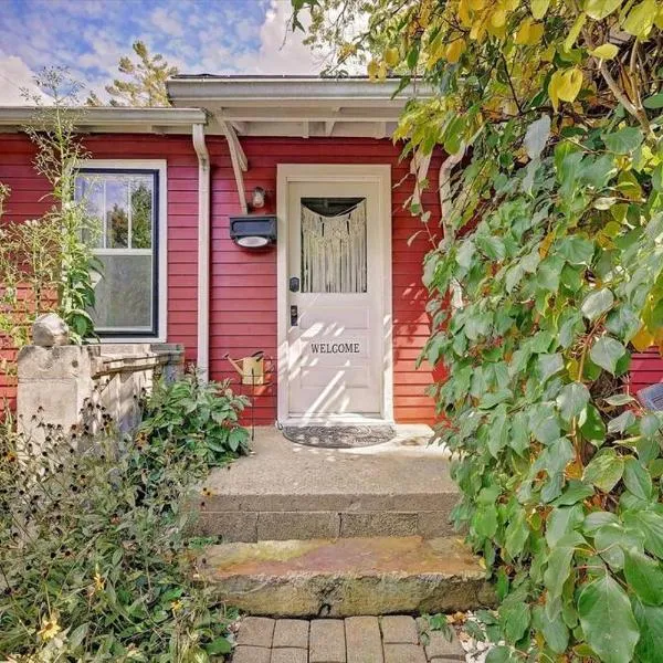 Boho Garden Bungalow Near IU, Downtown, EV Level 2 Station, ξενοδοχείο σε Bloomington