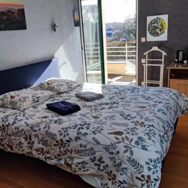 Grande chambre SDB privée avec balcon, hotel v destinaci Lannion
