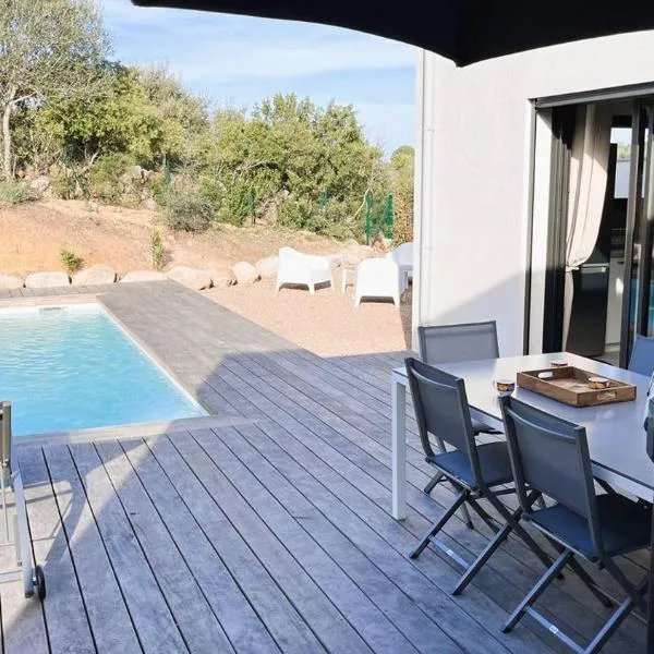 Villa Copains, 5 pers, piscine chauffée, 5 mn plage, hotel in Cirendinu