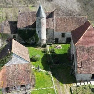 Chateau Mareuil، فندق في Thollet