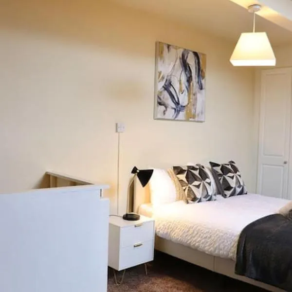 Comfortable 2 Bedroom House, hotel in Beeston Hill