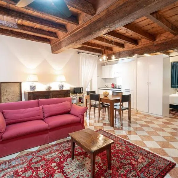 Casa di Mezzo nel cuore di Salò, khách sạn ở Salò