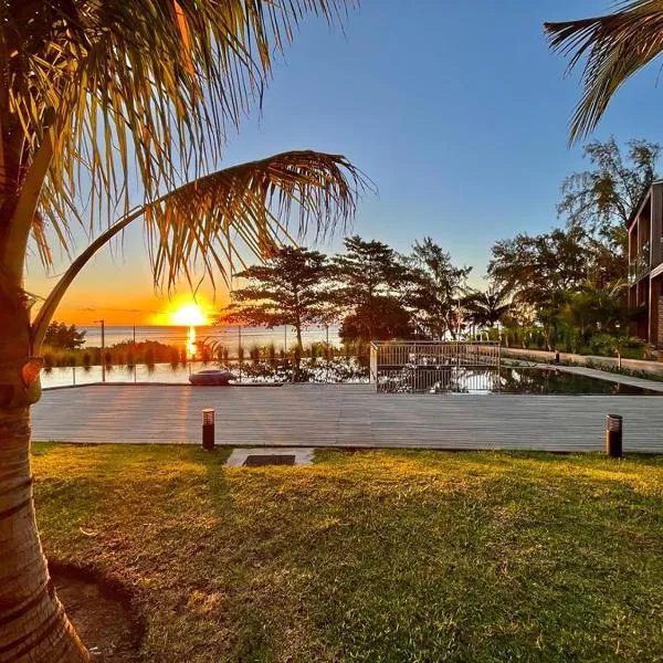 A Beachfront Haven - Ocean Point B2, hotel v mestu Pointe aux Piments