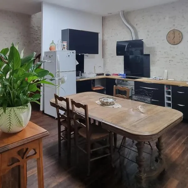 Chez Peta - maison familiale rénovée 100m², ξενοδοχείο σε Fontaine-le-Comte