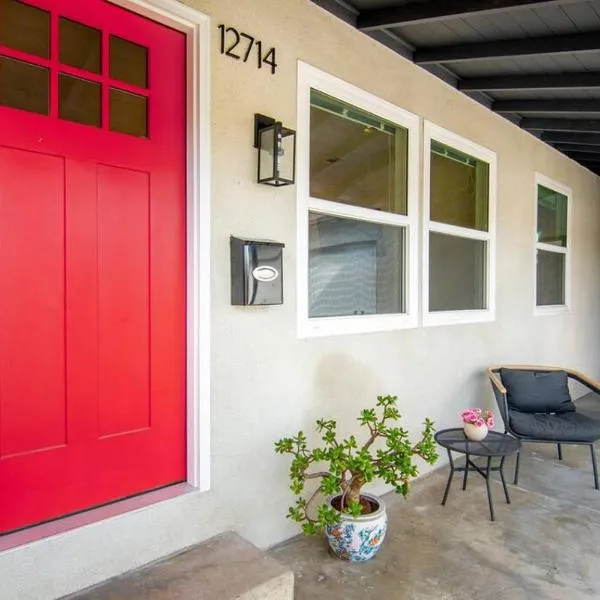 Beautiful 3 Bed 1 Bath Designer Home + Hot Tub, hotel in North Hollywood