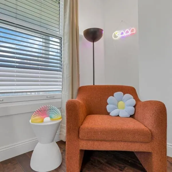 Housepitality - The Columbus Game House - 2 BR, hotel in Columbus