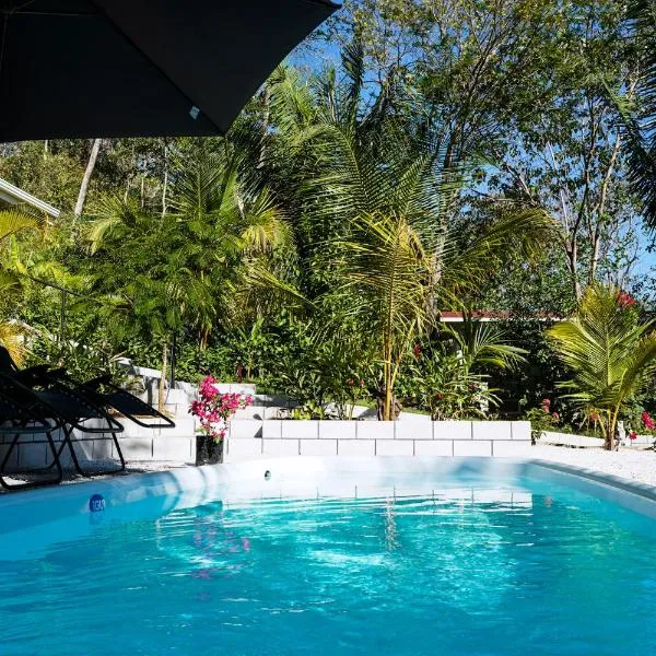 House in the palm forest, hótel í Carrillo