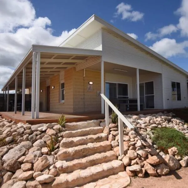 Poseidon's Oasis - Entire Home - Moonta Bay, hotel in Port Moonta