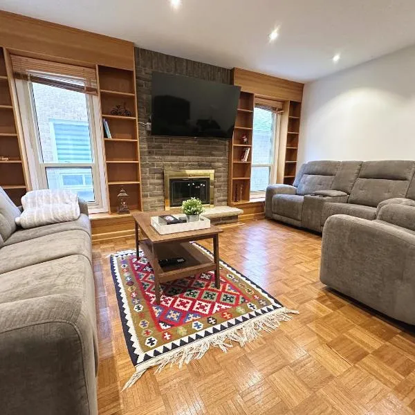 Elegant Spacious 4BR House in Upscale Neighborhood, hotel v destinaci Richmond Hill
