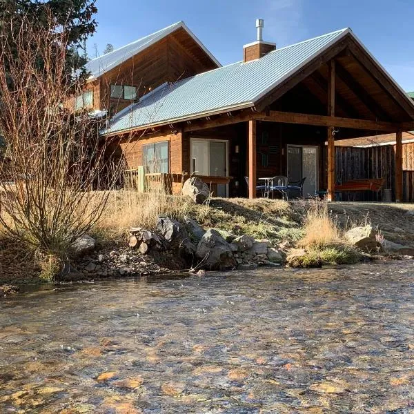 Tranquil Little Cabin On The River With High Speed Wifi, hotel in Red River