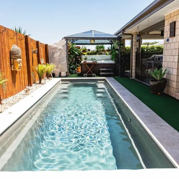 Entertainer's Paradise! Child & pet friendly Pool spa, movie room - close to Australia Zoo, hotel u gradu Beerwah