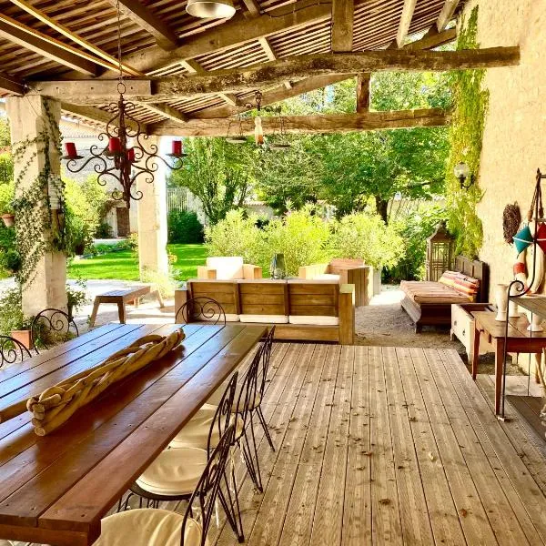 Aux Agapanthes, Chambres d'Hôtes charentaises de charme avec piscine, hotel em Aumagne