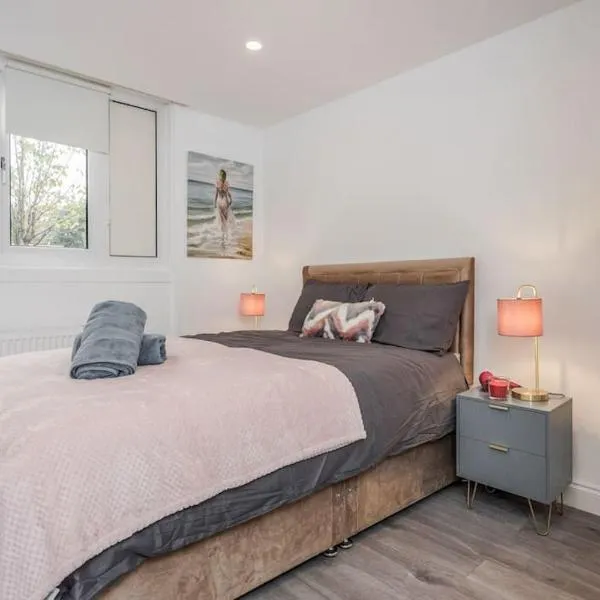 Lovely 2-Bedroom Condo With Balcony and Park View, hotel in London