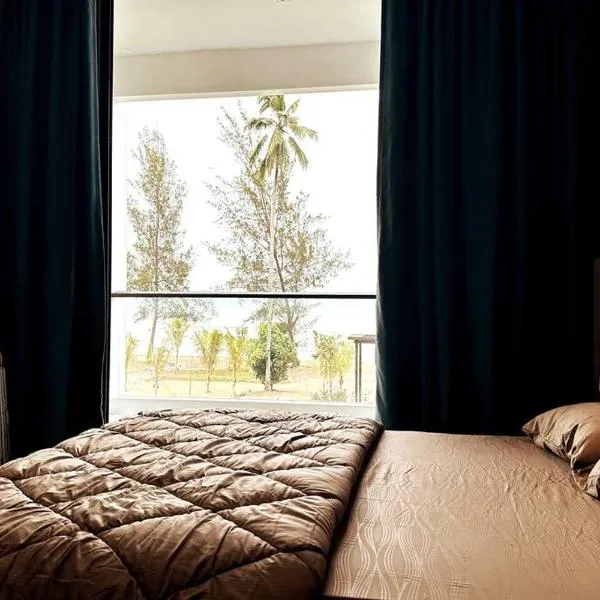 Beachfront Retreats @RoxyBeachSematanApt., khách sạn ở Sematan
