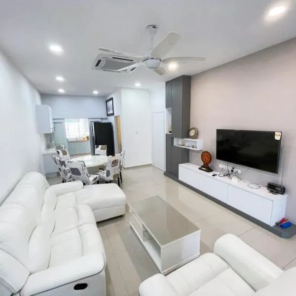 Entire 4 Bedroom Landed House, Yong Peng, Johor, Malaysia - Suitable for leisure, wedding & Big group travellers, Free Netflix, In- House Parking, 1min to Dragon Temple, 5 mins to MCD& KFC, 30 mins to Organic Farms, hotel v destinaci Yong Peng