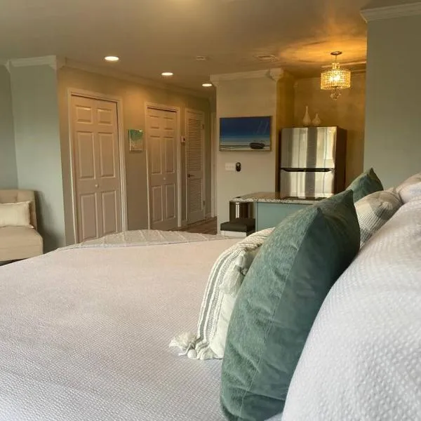 Destin Bliss! Your Dream Studio Condo on Holiday Isle!, hotel in Destin
