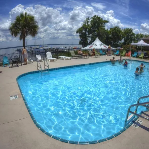 Crystal Cove Riverfront Resort, hotel in East Palatka