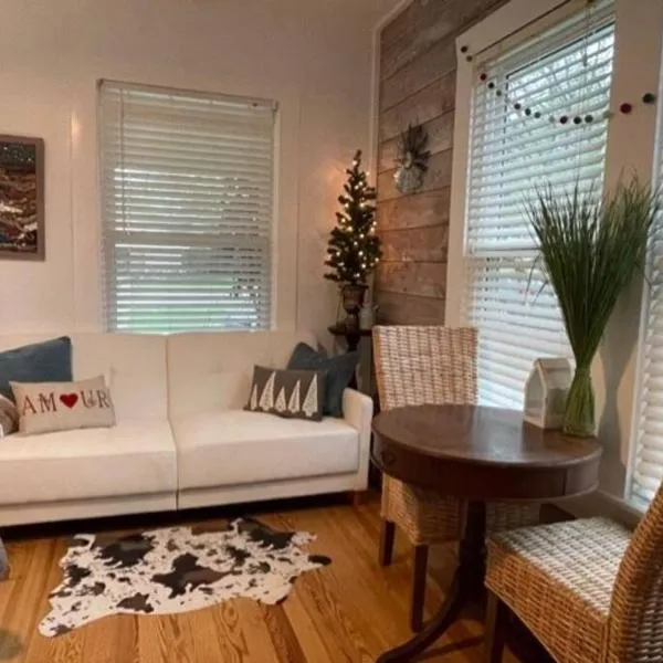 Newly remodeled studio near downtown Brenham, hotel v destinaci Brenham