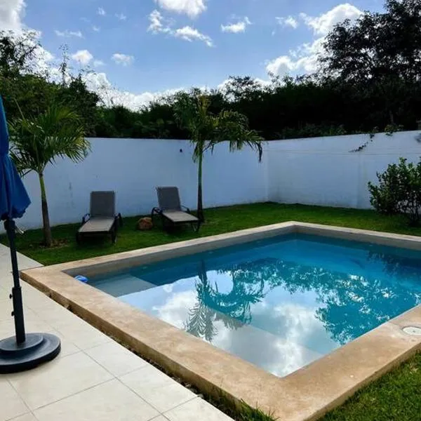 Residencia con ALBERCA y JARDÍN privado, hotelli kohteessa Cholul