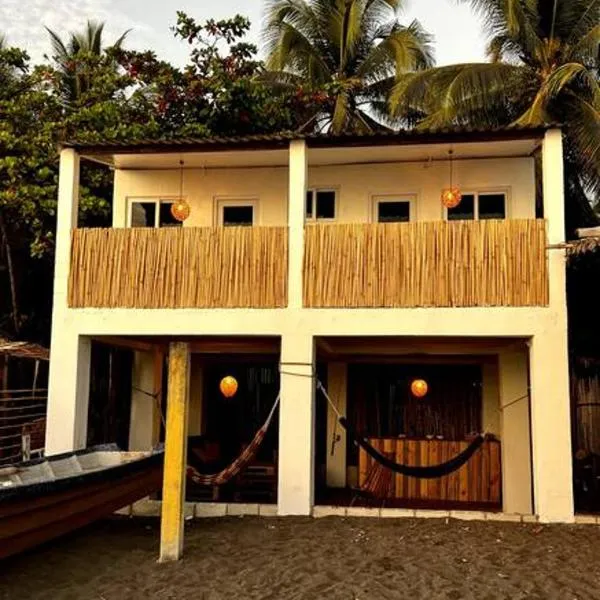 Surf House Mizata, hotel en Las Piedras