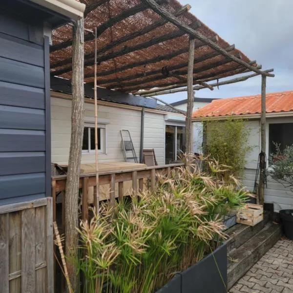 Chalet 47m2 climatisé, piscine,linge fourni, hotel in Gujan-Mestras