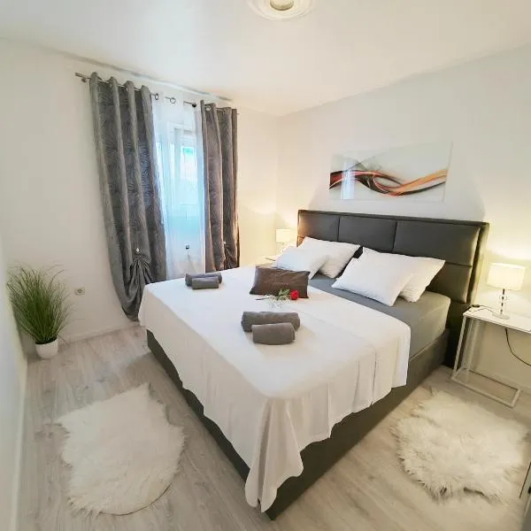 Apartment Toni - Private Parking, Steps to the Beach, hotel u Zadru