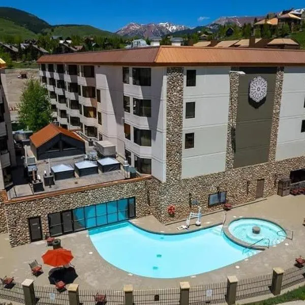 Studio 565 Perfect Location with Pool and Hot Tub, hotel in Crested Butte