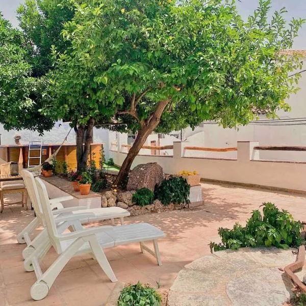 La Palmera. Casa rural con piscina privada., ξενοδοχείο σε Benadalid