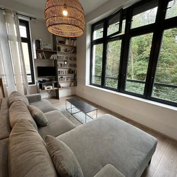 appartement au calme avec vue sur parc, proche de Paris, hotel in Stains