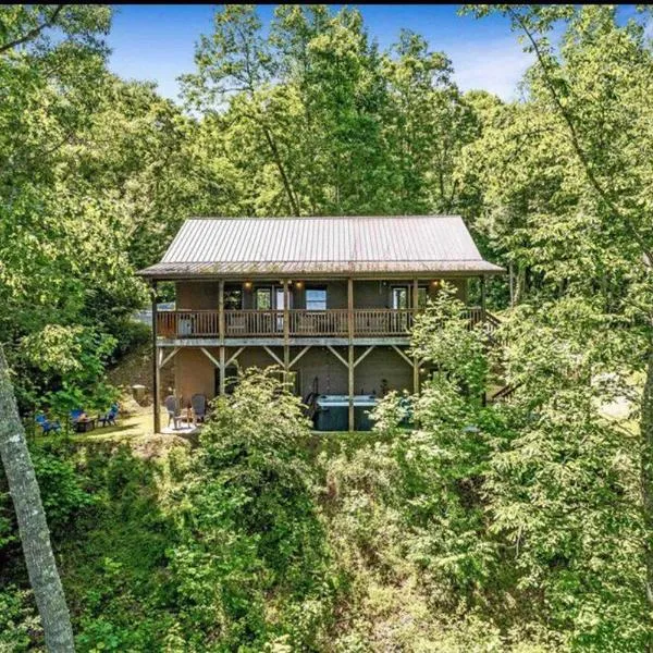 Nantahala Nook, cabin w/hot tub,game room, & wifi, hotel v mestu Bryson City