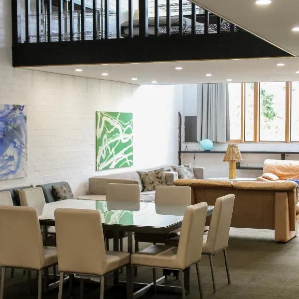 Narrabundah에 위치한 호텔 Large Bright Modern Loft Apt - Central Location - Suitable for Families and Groups