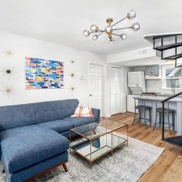 Remodeled and New - Walk to downtown Auburn, hotel in Auburn