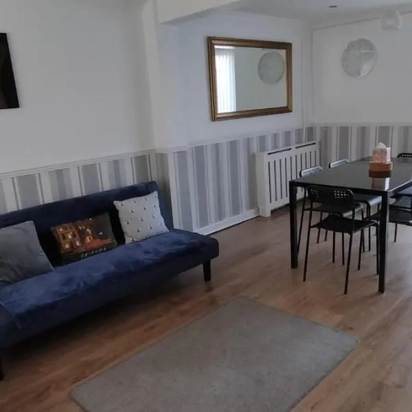 Ladbury House in Walsall near M6, Walsall Uni and Hospital, with free parking and easy access to Birmingham city centre and West Bromwich, only 20 mins to NEC and Birmingham airport, 15 mins to Villa Park, Great for contractors – hotel w mieście Bescot