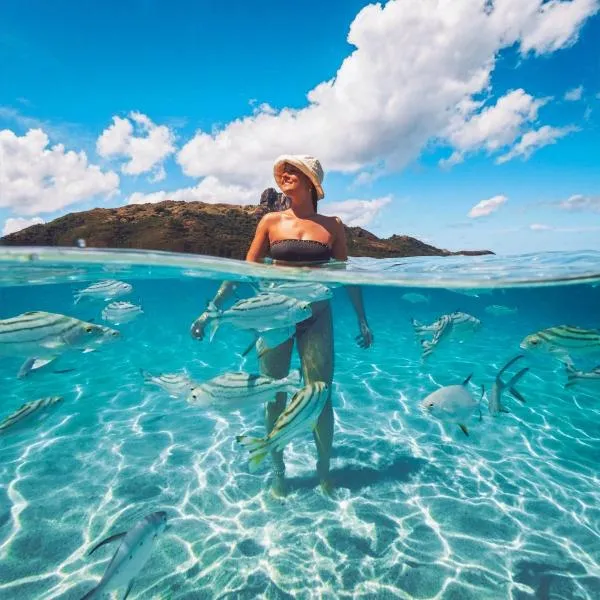 Barefoot Kuata Island Resort, hotel in Naukacuvu Island