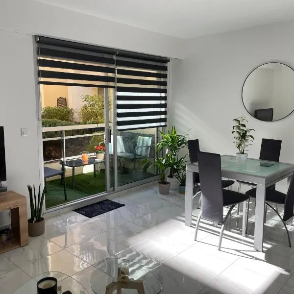 Superbe appartement carré Delfino Port de Nice, hotel v Nice