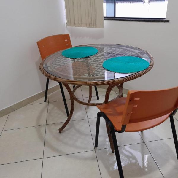 Dois quartos Cozinha completa Wi Fi Self check in com senha Central e perto de tudo a 4,4Km da Rodoviária e 15,4 km do Aeroporto Apartamentos 102 e 302 - Foto 4