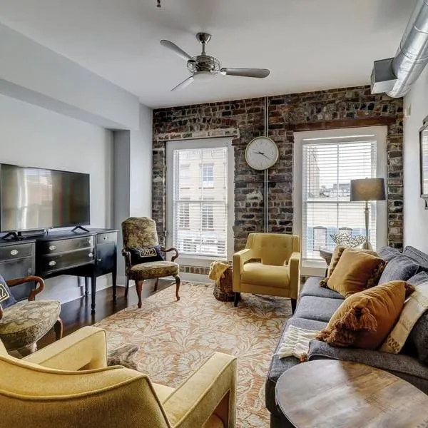 Old Towne Loft on Broughton -Steps to City Market, hotel a Savannah