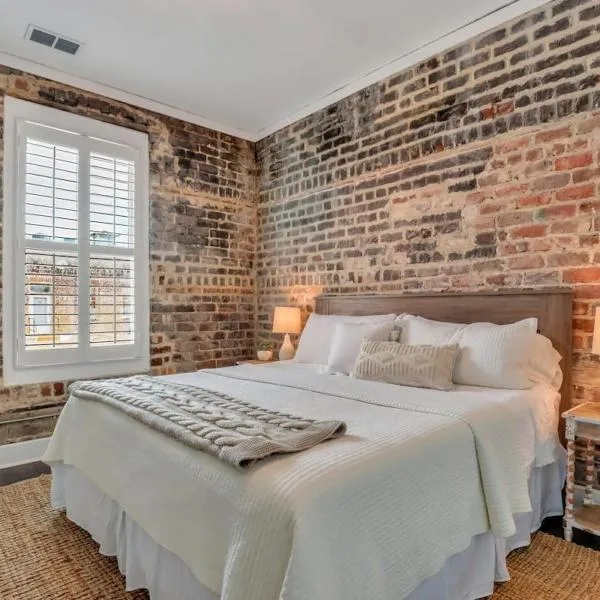 Broughton Street Bungalow - Steps to Everything, hotel en Savannah