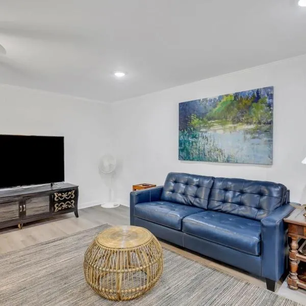 Eagle's Nest - Upscale Loft Downtown Close to GSU, hotel in Statesboro