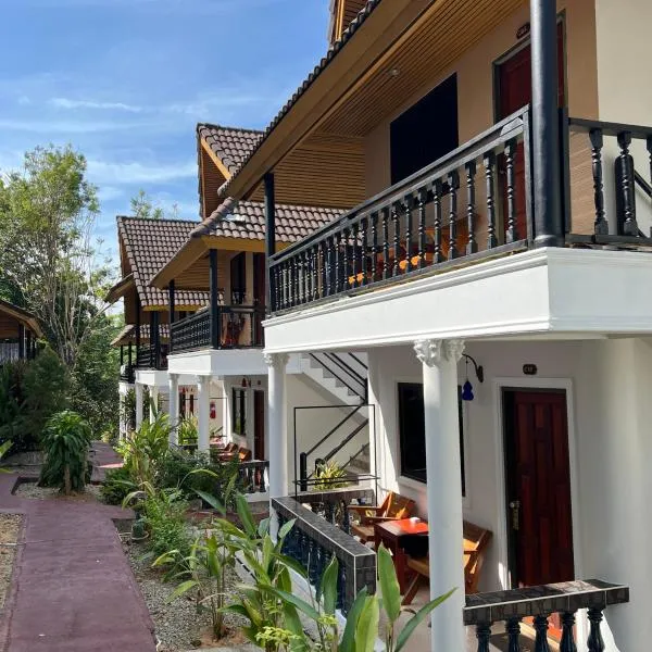Oceanview Bungalows by EAT, hotel en Karon Beach