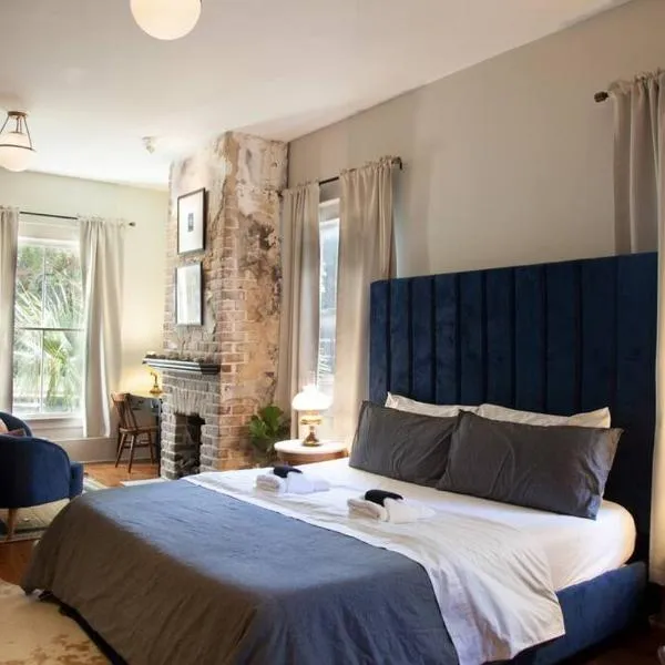 Intimate Library Studio - Minutes to Forsyth Park, hotel in Savannah