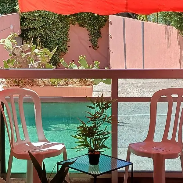 Studio meuble bord de mer, hotel v destinaci Bormes-les-Mimosas
