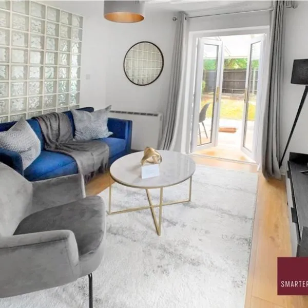 Bracknell - 1 Bedroom House With Garden, hotel in Bracknell