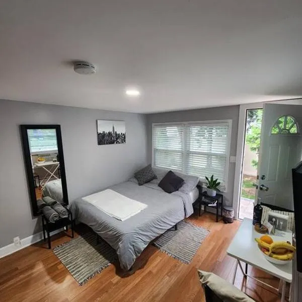 Cozy studio in a lovely area, hotel v destinaci Forest Hills