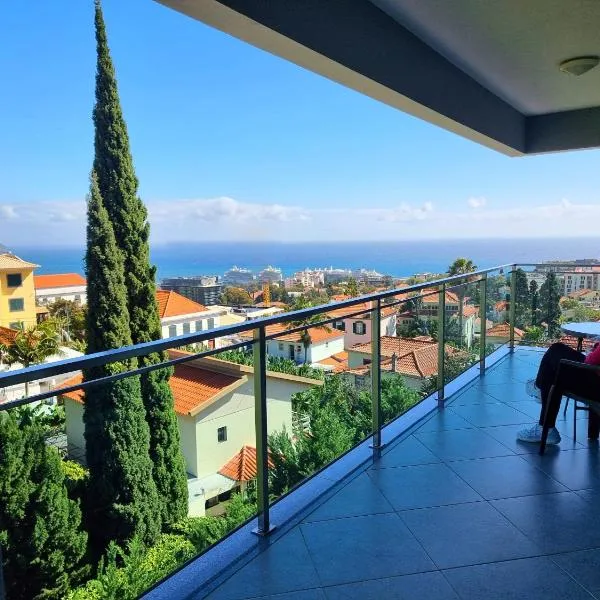 Warm Winter Stay with Panoramic Sea and City Views, Sunrise and Sunset Moments, ξενοδοχείο στη Φουνσάλ