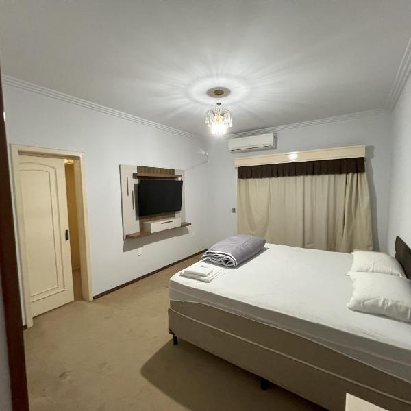 Suíte de luxo no centro com closet e hidromassagem - Foto 2
