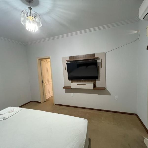 Suíte de luxo no centro com closet e hidromassagem - Foto 4